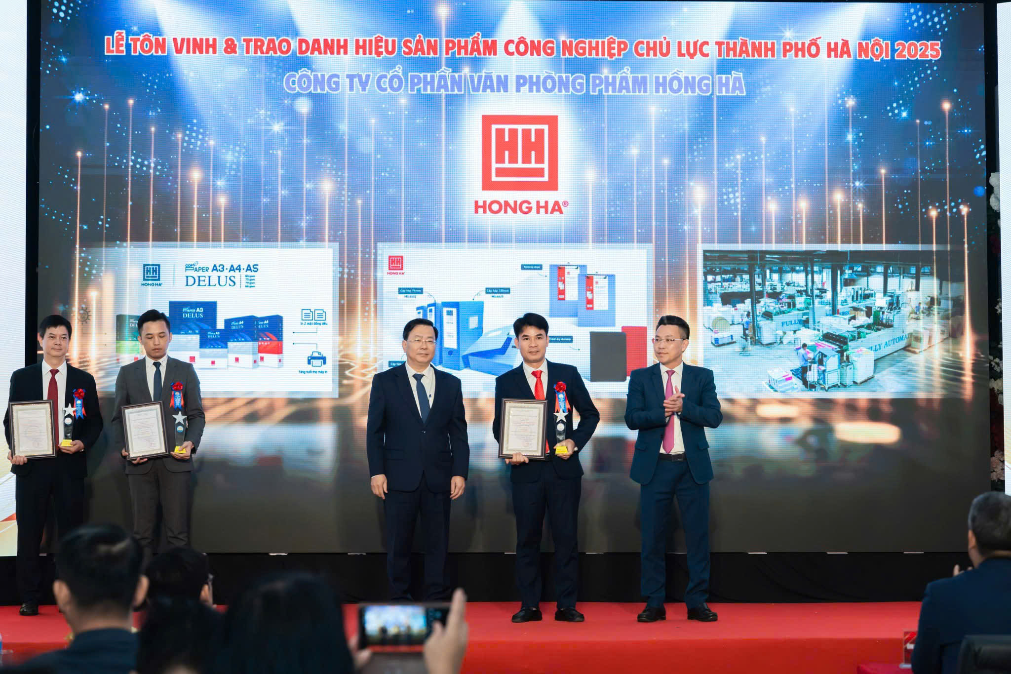 Anh Phạm Văn Tư – Phó TGĐ Kinh doanh Công ty CP Văn Phòng phẩm Hồng Hà nhận giải thưởng sản phẩm công nghiệp chủ lực năm 2025